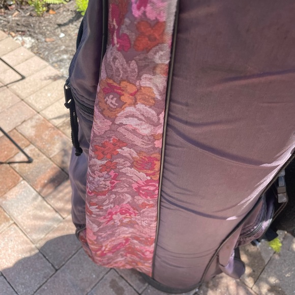 Ladies Golf Cart Bag
With shoulder strap and accessories pouch . - Picture 5 of 15